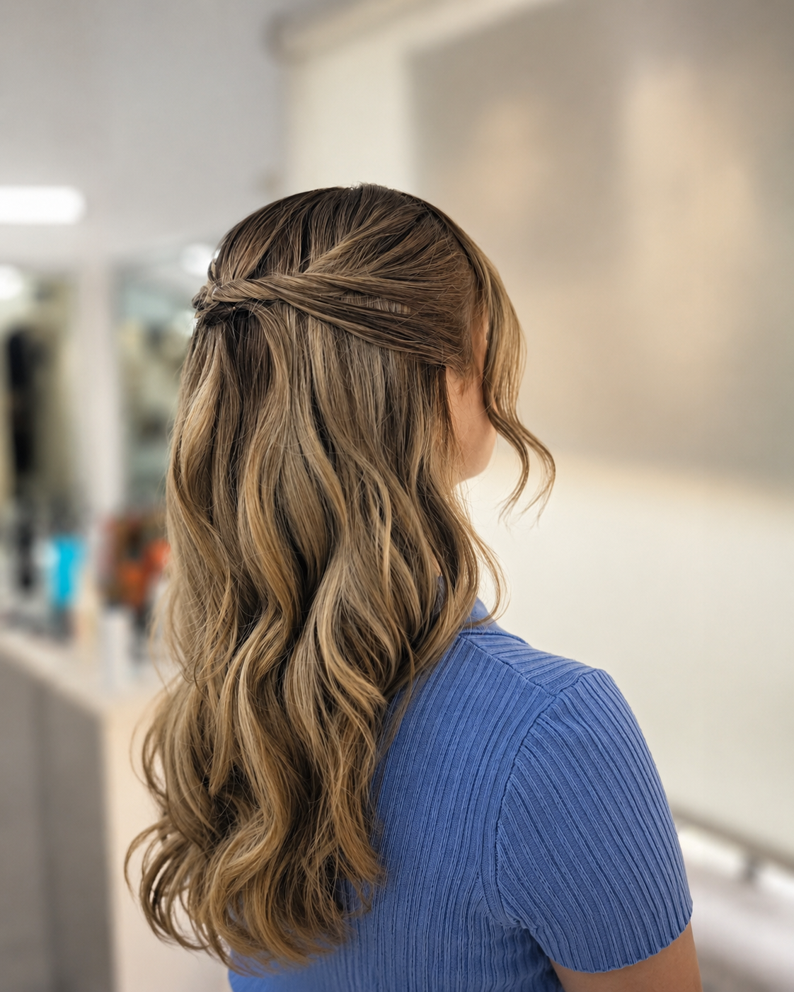 Balayage con peinado trenzado Balayage con peinado trenzado elegante en Gaby López Hair Salón