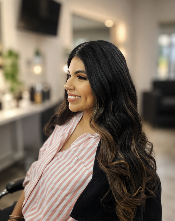 Maquillaje natural con ondas Maquillaje natural con ondas caramelo, look de día en salón Monterrey
