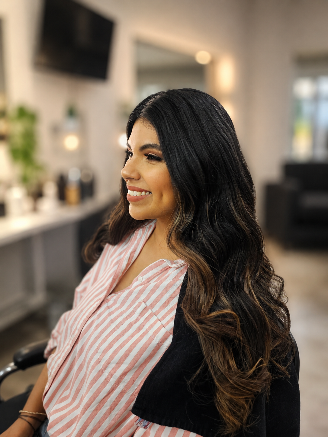 Balayage caramelo con ondas suaves realizado en Gaby López Hair Salón